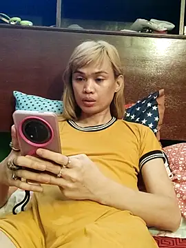 Snapshot of QueenSoreal chatting on June 4, 4:17 am QueenSoreal online show from June 4, 4:17 am