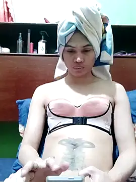 QueenSoreal online show from December 5, 1:10 pm