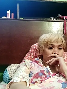 Snapshot of QueenSoreal chatting on June 21, 6:30 am QueenSoreal online show from June 21, 6:30 am