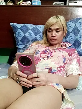 Snapshot of QueenSoreal chatting on July 12, 8:53 pm QueenSoreal online show from July 12, 8:53 pm