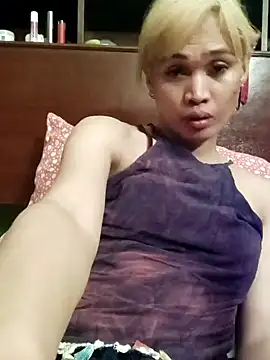 Snapshot of QueenSoreal chatting on June 19, 6:14 pm QueenSoreal online show from June 19, 6:14 pm