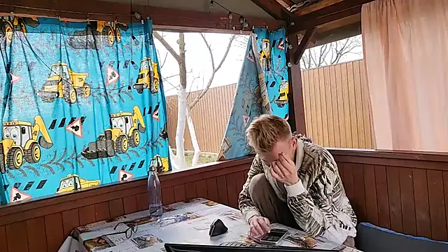 Snapshot of Vuitton chatting on March 27, 9:43 am Vuitton online show from March 27, 9:43 am