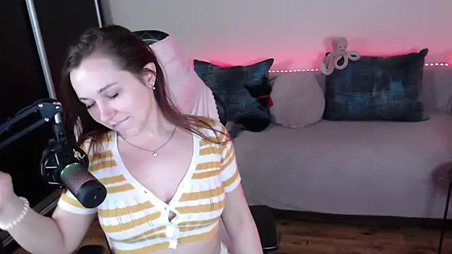 Snapshot of LizaSexy20 chatting on February 1, 10:23 pm LizaSexy20 online show from February 1, 10:23 pm