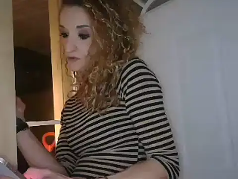 Snapshot of AshleyRain chatting on December 17, 6:40 am AshleyRain online show from December 17, 6:40 am