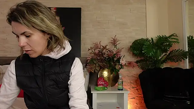 FeliciaKrige online show from April 9, 8:15 pm