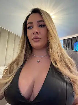 YaaraCollins online show from May 13, 4:25 pm