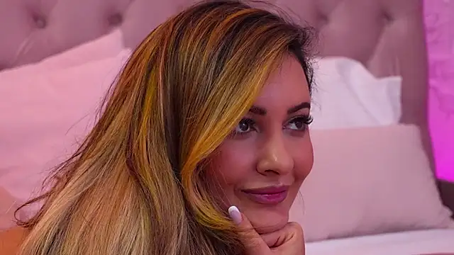 YaaraCollins online show from December 13, 8:04 pm