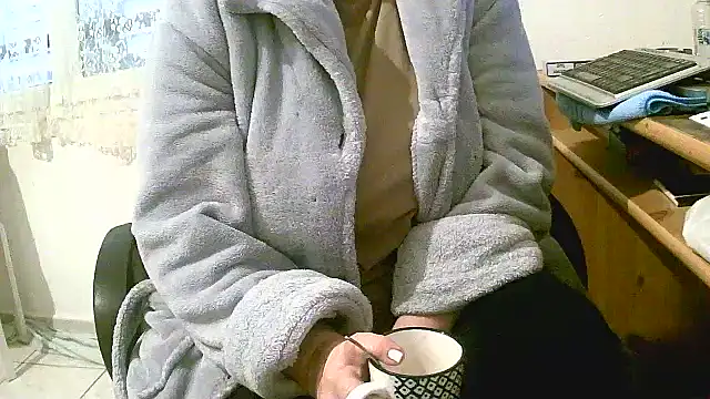 Snapshot of douceur63 chatting on December 19, 12:45 pm douceur63 online show from December 19, 12:45 pm