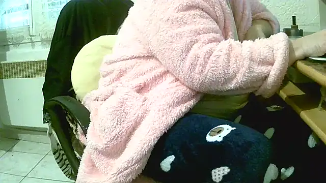 Snapshot of douceur63 chatting on February 25, 11:10 am douceur63 online show from February 25, 11:10 am