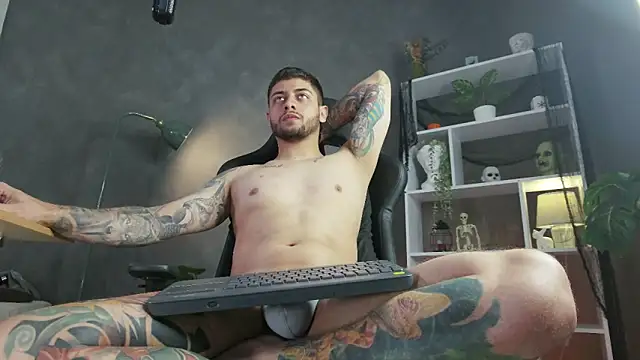 Snapshot of alessandro_duty chatting on October 31, 2:19 am alessandro duty online show from October 31, 2:19 am