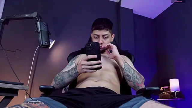 Snapshot of alessandro_duty chatting on October 30, 12:09 am alessandro duty online show from October 30, 12:09 am