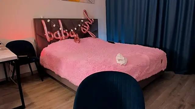 SweetMilkis online show from January 30, 9:25 am