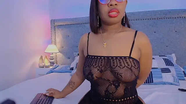 Snapshot of CaseyMoon chatting on June 17, 12:26 pm CaseyMoon online show from June 17, 12:26 pm