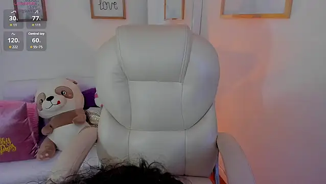 Snapshot of zobe_love chatting on December 18, 5:28 pm zobe love online show from December 18, 5:28 pm