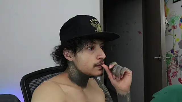 Snapshot of trieone chatting on February 26, 1:49 am trieone online show from February 26, 1:49 am