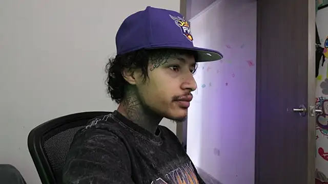 Snapshot of trieone chatting on January 7, 3:28 pm trieone online show from January 7, 3:28 pm