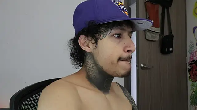 Snapshot of trieone chatting on February 16, 2:16 pm trieone online show from February 16, 2:16 pm