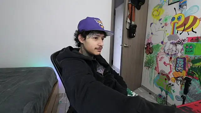 Snapshot of trieone chatting on February 13, 1:44 pm trieone online show from February 13, 1:44 pm