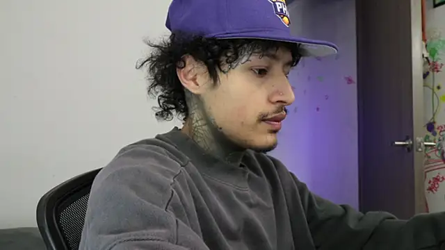 Snapshot of trieone chatting on February 1, 4:38 pm trieone online show from February 1, 4:38 pm