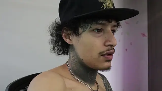 Snapshot of trieone chatting on December 18, 3:38 pm trieone online show from December 18, 3:38 pm