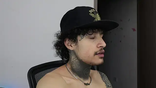 Snapshot of trieone chatting on February 27, 2:01 am trieone online show from February 27, 2:01 am