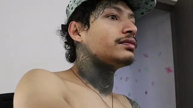 Snapshot of trieone chatting on November 2, 10:37 pm trieone online show from November 2, 10:37 pm