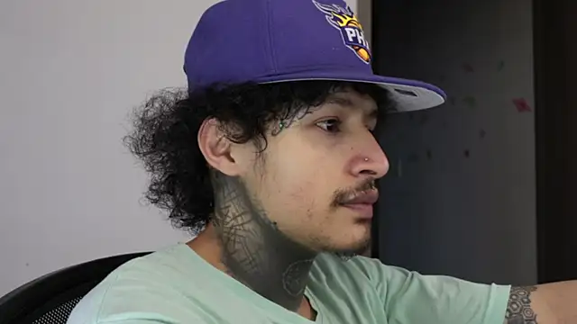 Snapshot of trieone chatting on February 22, 11:06 pm trieone online show from February 22, 11:06 pm