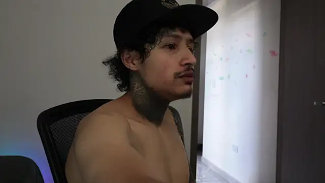 Snapshot of trieone chatting on February 9, 4:05 pm trieone online show from February 9, 4:05 pm