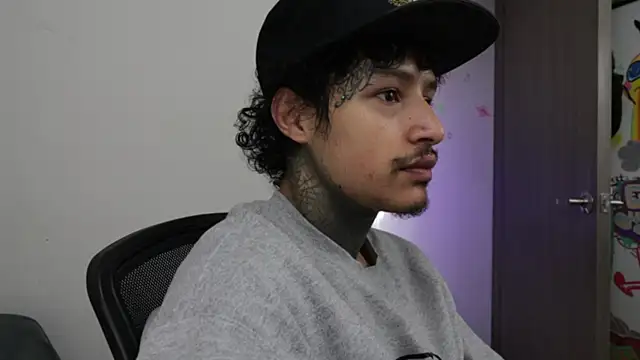 Snapshot of trieone chatting on January 9, 1:51 pm trieone online show from January 9, 1:51 pm