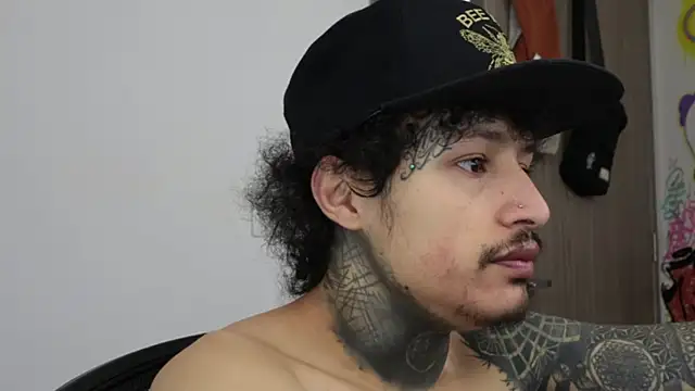 Snapshot of trieone chatting on February 28, 2:17 pm trieone online show from February 28, 2:17 pm