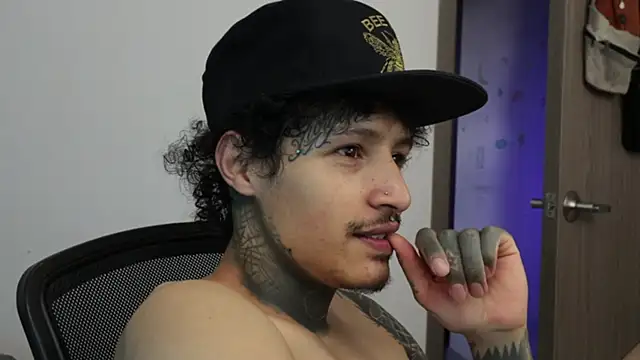 Snapshot of trieone chatting on January 31, 10:08 pm trieone online show from January 31, 10:08 pm