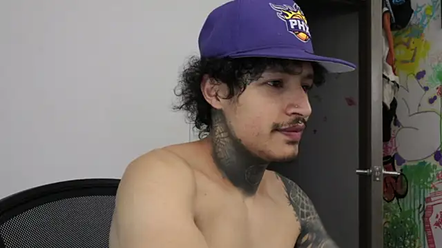 Snapshot of trieone chatting on February 18, 1:47 am trieone online show from February 18, 1:47 am