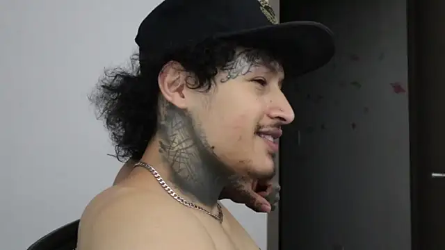 Snapshot of trieone chatting on February 12, 1:27 am trieone online show from February 12, 1:27 am