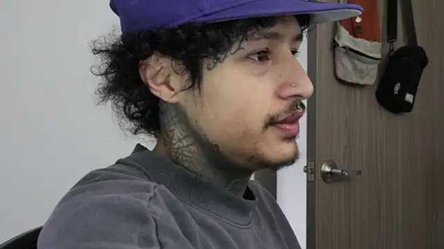 Snapshot of trieone chatting on February 25, 1:44 pm trieone online show from February 25, 1:44 pm