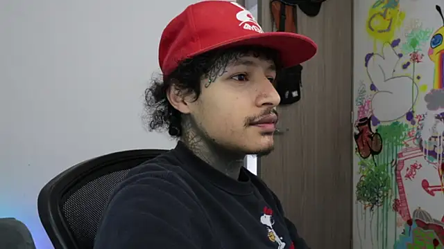 Snapshot of trieone chatting on February 12, 1:33 pm trieone online show from February 12, 1:33 pm