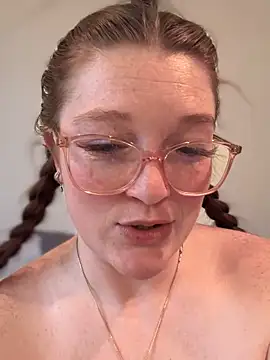 Snapshot of PussiesnCream_ chatting on February 25, 8:21 pm PussiesnCream online show from February 25, 8:21 pm