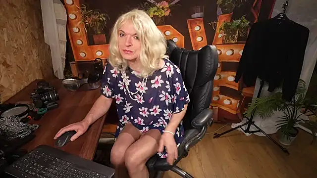 Snapshot of JessicaNylonQueen chatting on October 26, 12:27 pm JessicaNylonQueen online show from October 26, 12:27 pm