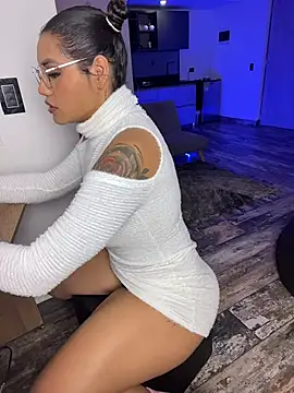 Snapshot of Victoria14_ chatting on November 12, 12:37 am Victoria14 online show from November 12, 12:37 am