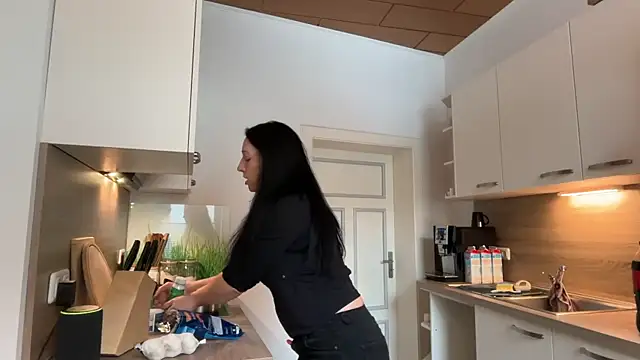 Snapshot of Viola_Beck chatting on February 14, 12:27 pm Viola Beck online show from February 14, 12:27 pm