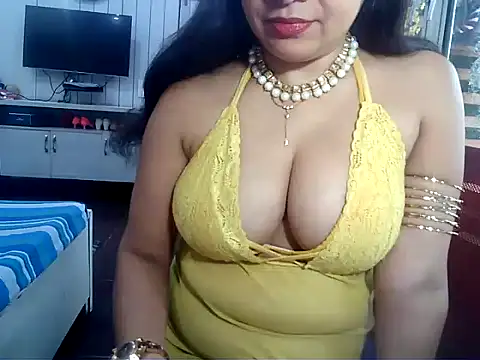 Snapshot of yourradhika chatting on December 4, 8:24 am yourradhika online show from December 4, 8:24 am