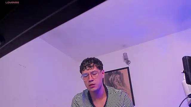 Snapshot of LeaneSeb chatting on December 16, 7:07 pm LeaneSeb online show from December 16, 7:07 pm