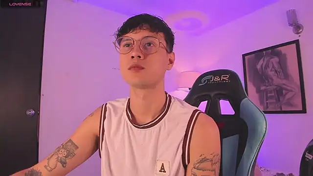 Snapshot of LeaneSeb chatting on October 2, 3:32 am LeaneSeb online show from October 2, 3:32 am