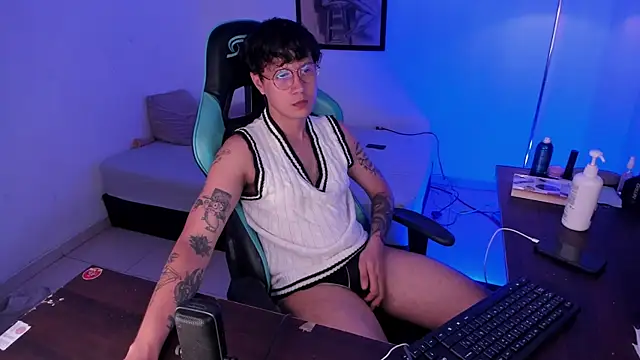 Snapshot of LeaneSeb chatting on December 3, 9:58 pm LeaneSeb online show from December 3, 9:58 pm