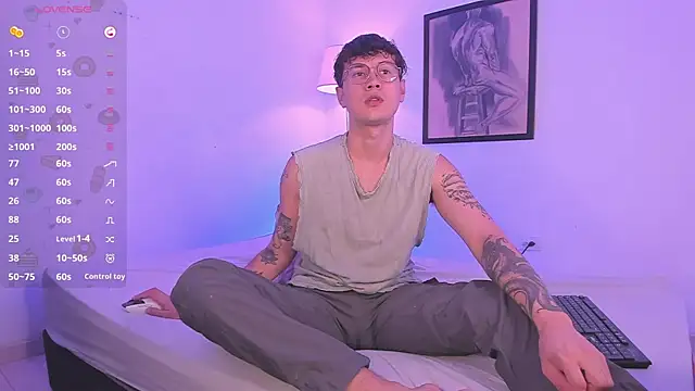 Snapshot of LeaneSeb chatting on October 24, 7:57 pm LeaneSeb online show from October 24, 7:57 pm