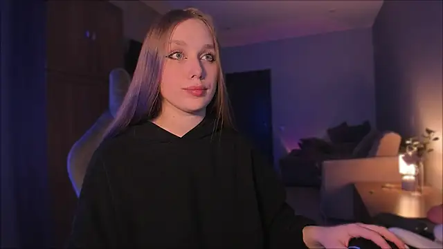 Snapshot of Rachel_Ro chatting on December 22, 12:17 am Rachel Ro online show from December 22, 12:17 am