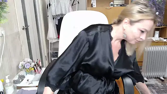 Snapshot of Mika_Passion chatting on October 1, 7:02 am Mika Passion online show from October 1, 7:02 am