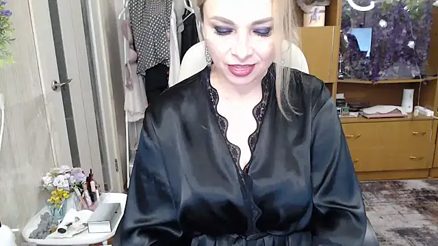 Snapshot of Mika_Passion chatting on October 17, 7:33 am Mika Passion online show from October 17, 7:33 am