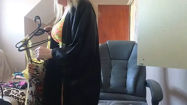 hollyjanesmith online show from March 5, 12:24 pm