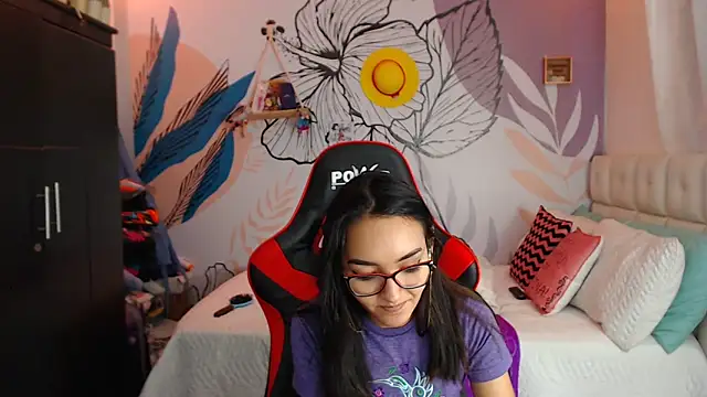 Snapshot of LinzyBaner chatting on February 8, 1:43 am LinzyBaner online show from February 8, 1:43 am