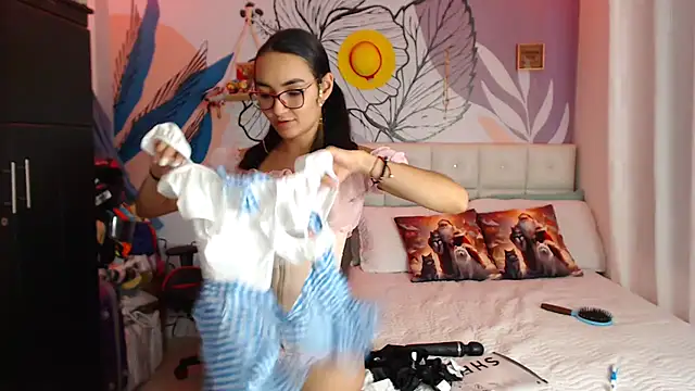 Snapshot of LinzyBaner chatting on December 17, 12:56 am LinzyBaner online show from December 17, 12:56 am